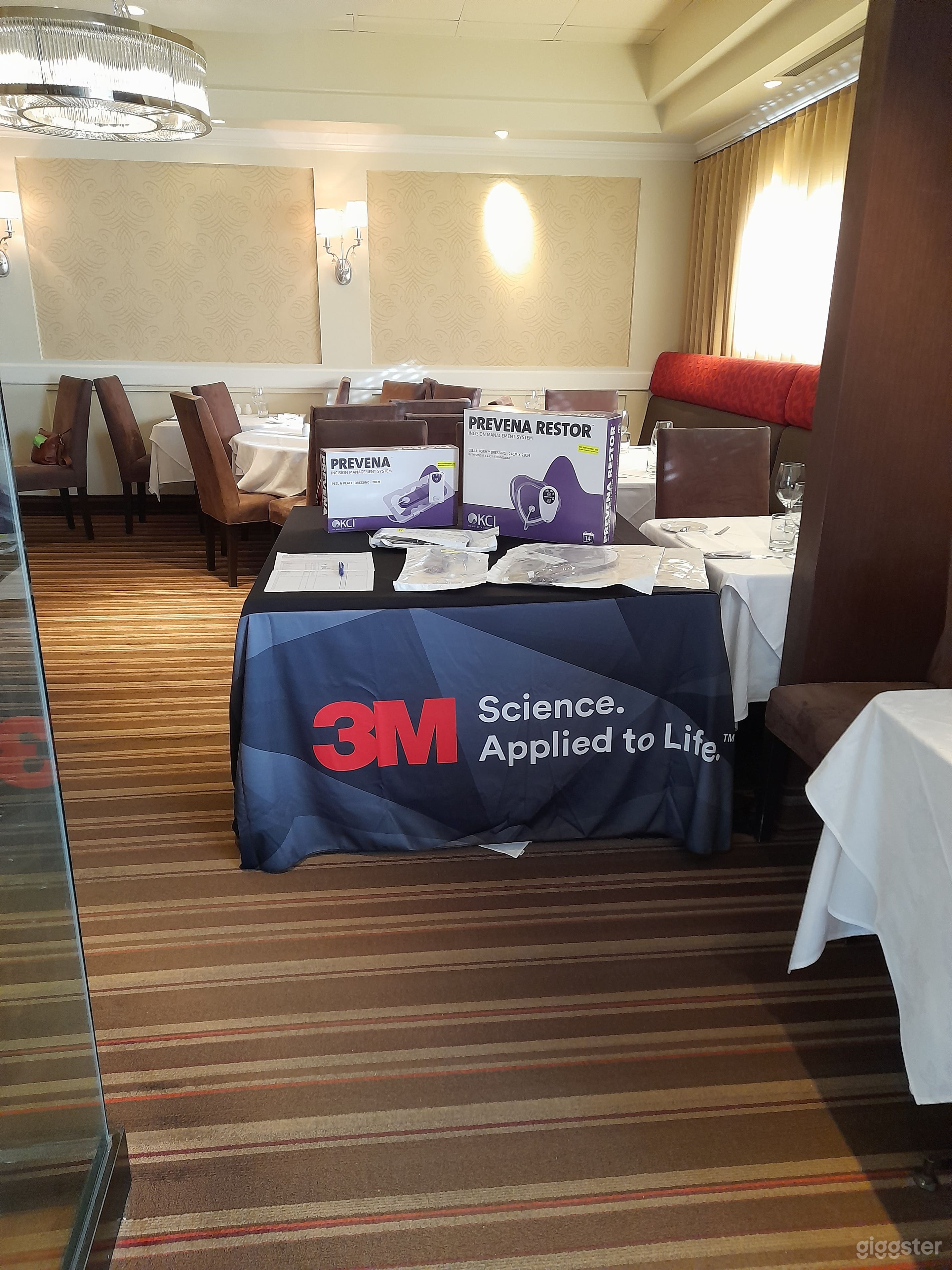 Small room in Italian restaurant in Toronto Photo 2