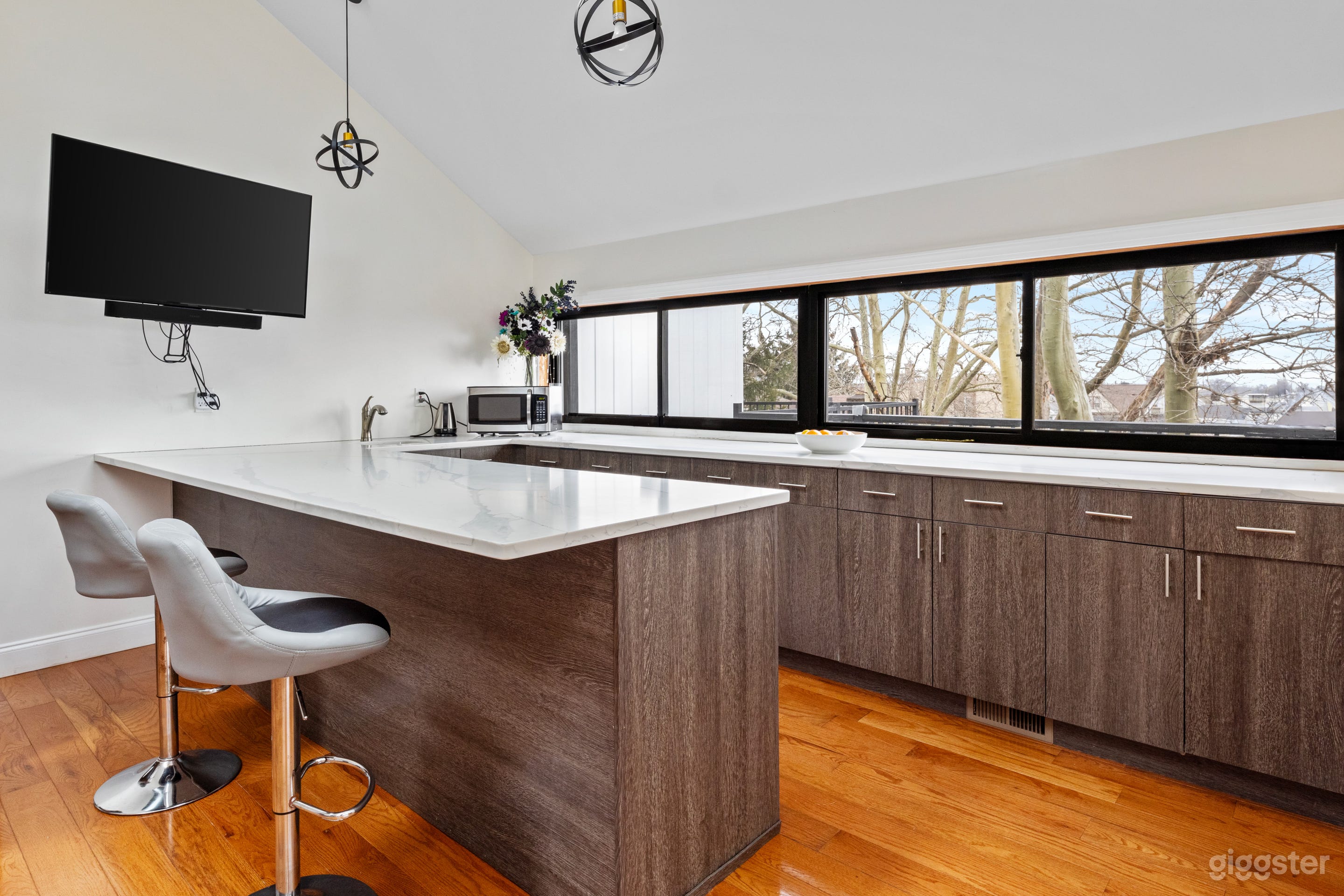 Loft Suite with City Views Photo 4