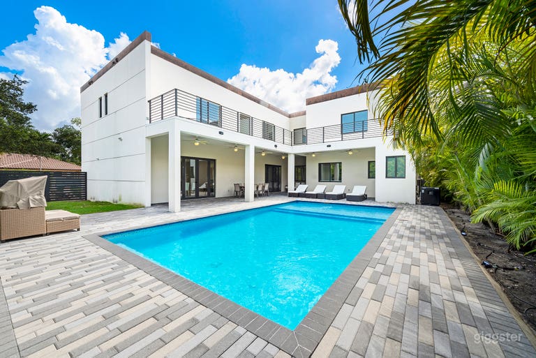  Covered terrace for gatherings. 