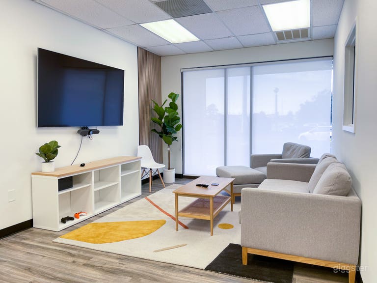  Spacious Studio in Southend Charlotte off Woodlawn 