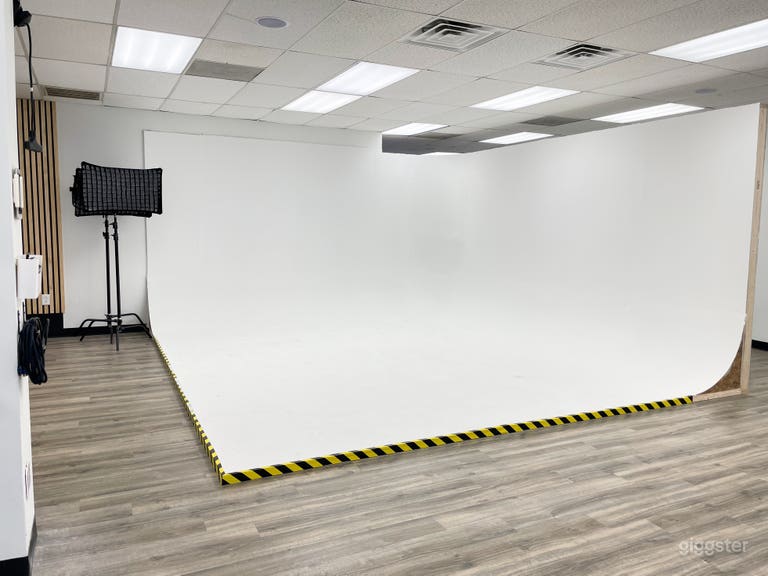  Spacious Studio in Southend Charlotte off Woodlawn 