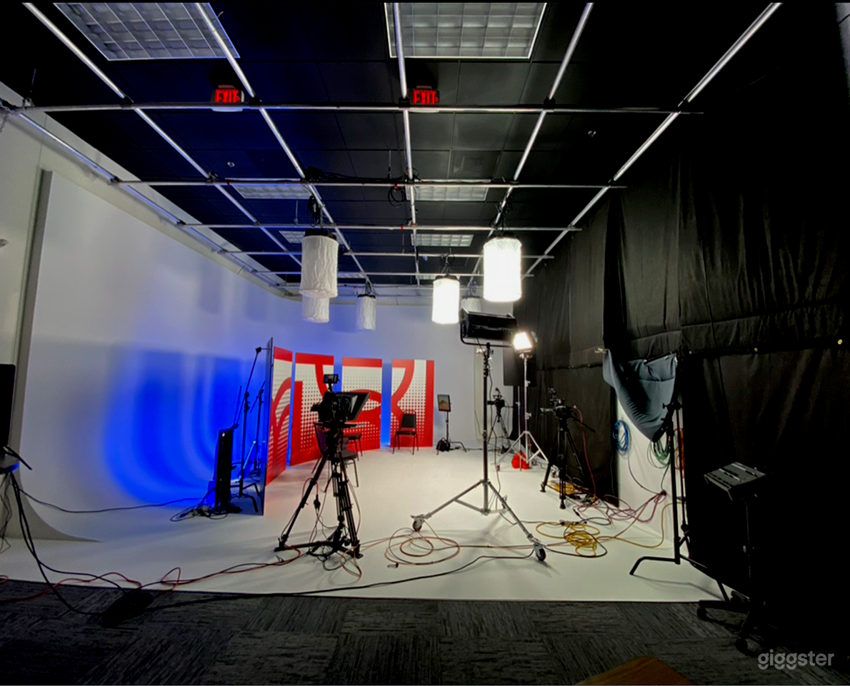 Soundstage Studio with Meeting Room in Chantilly Photo 1