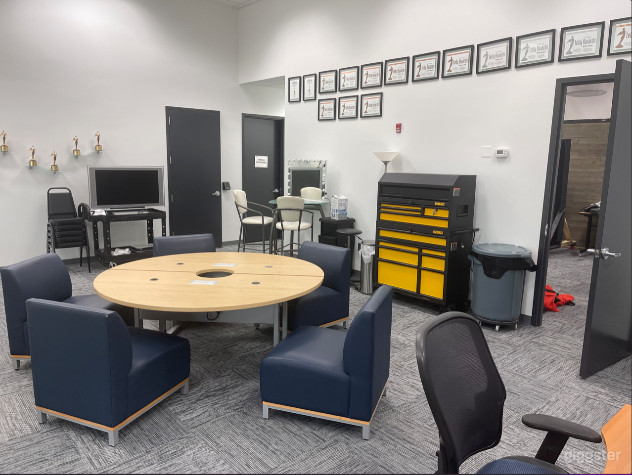 Soundstage Studio with Meeting Room in Chantilly Photo 4