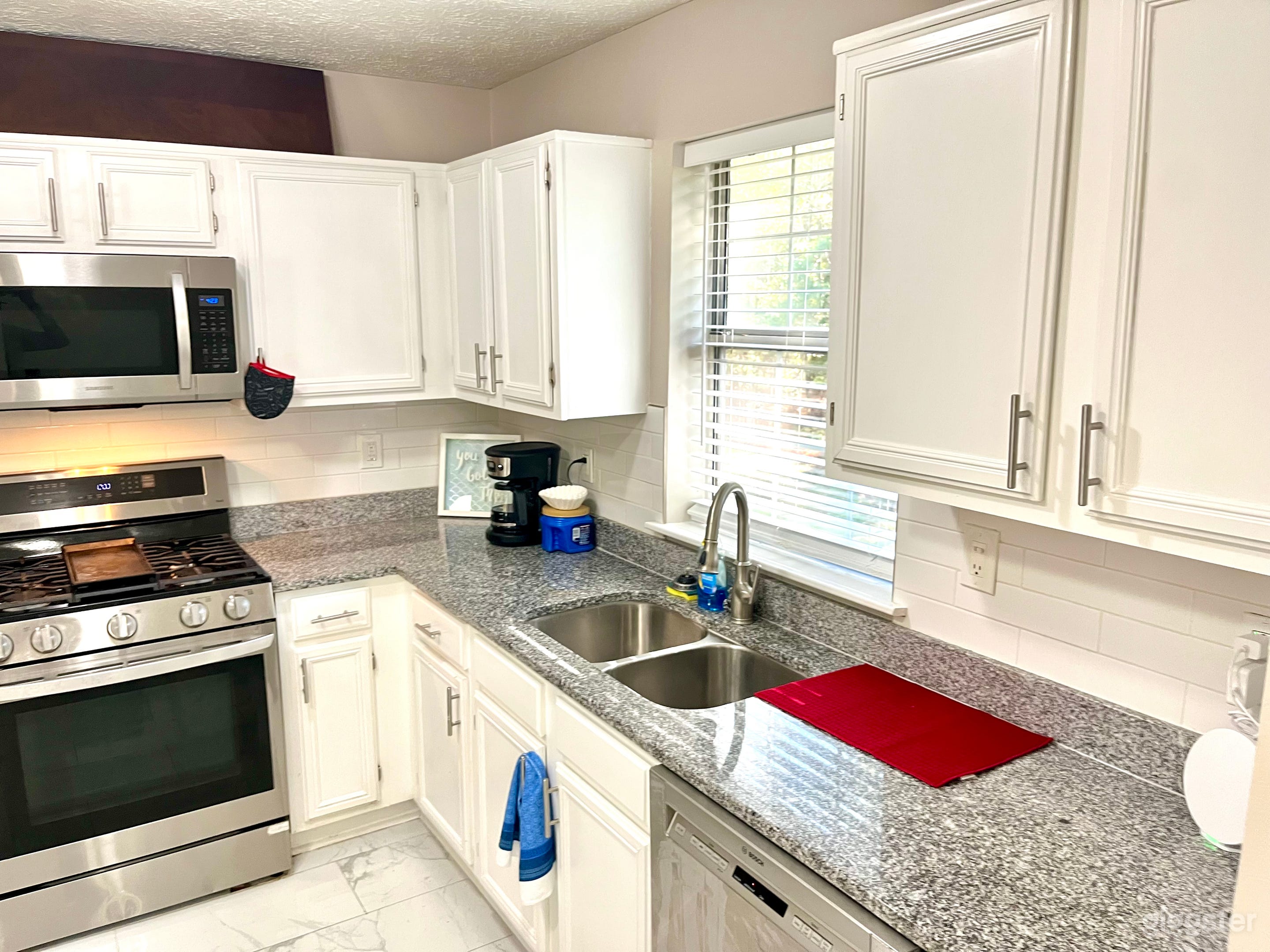 Kitchen with Balcony Next to ATL Airport Photo 4