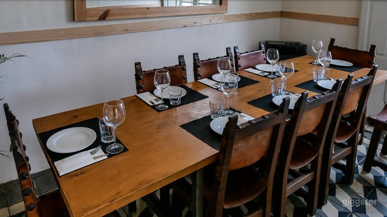  Pequeña sala con balcón privado. 