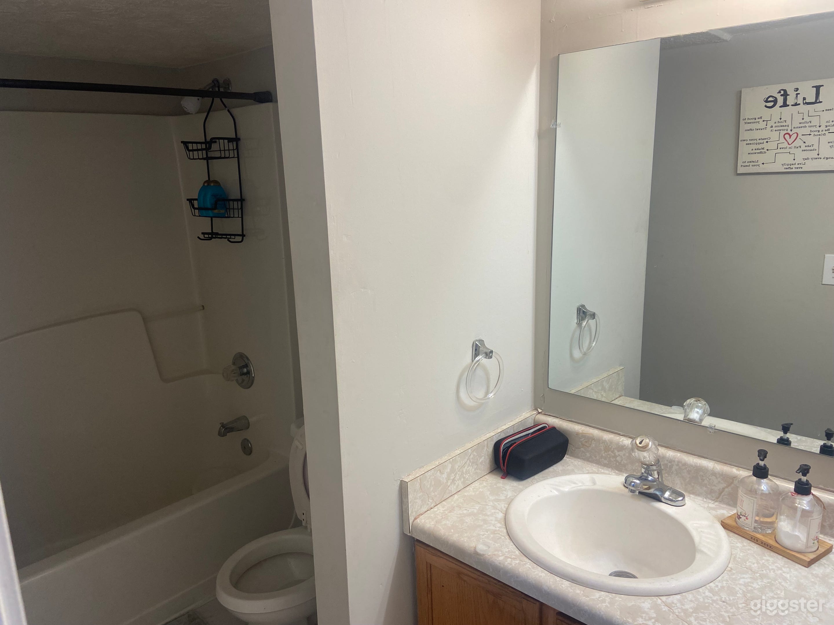 Spacious Penthouse w High Ceiling Photo 3