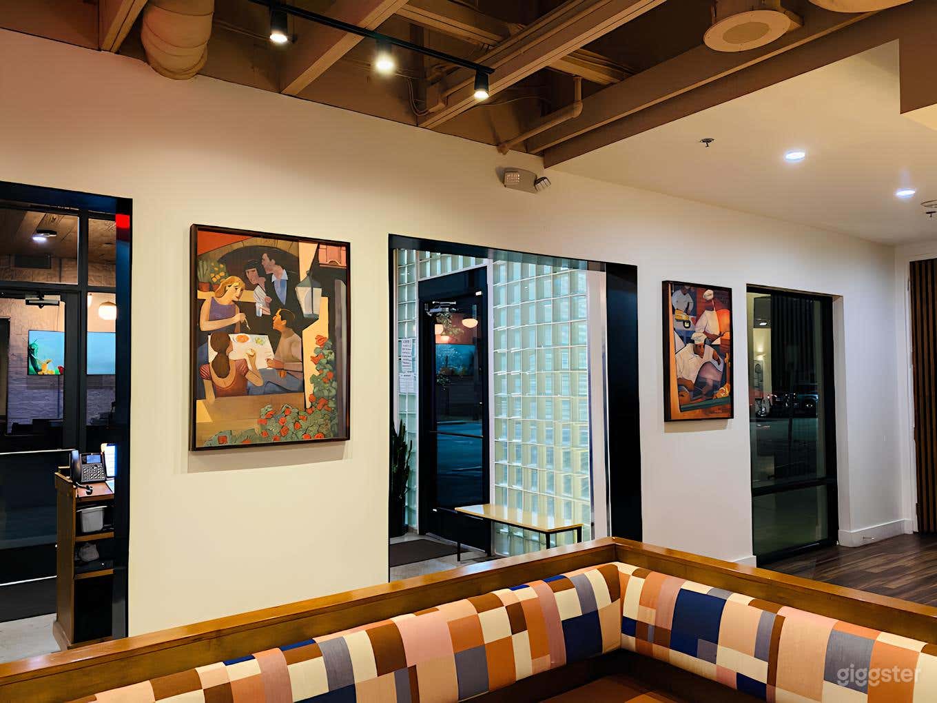 Exclusive Back Room Photo 4