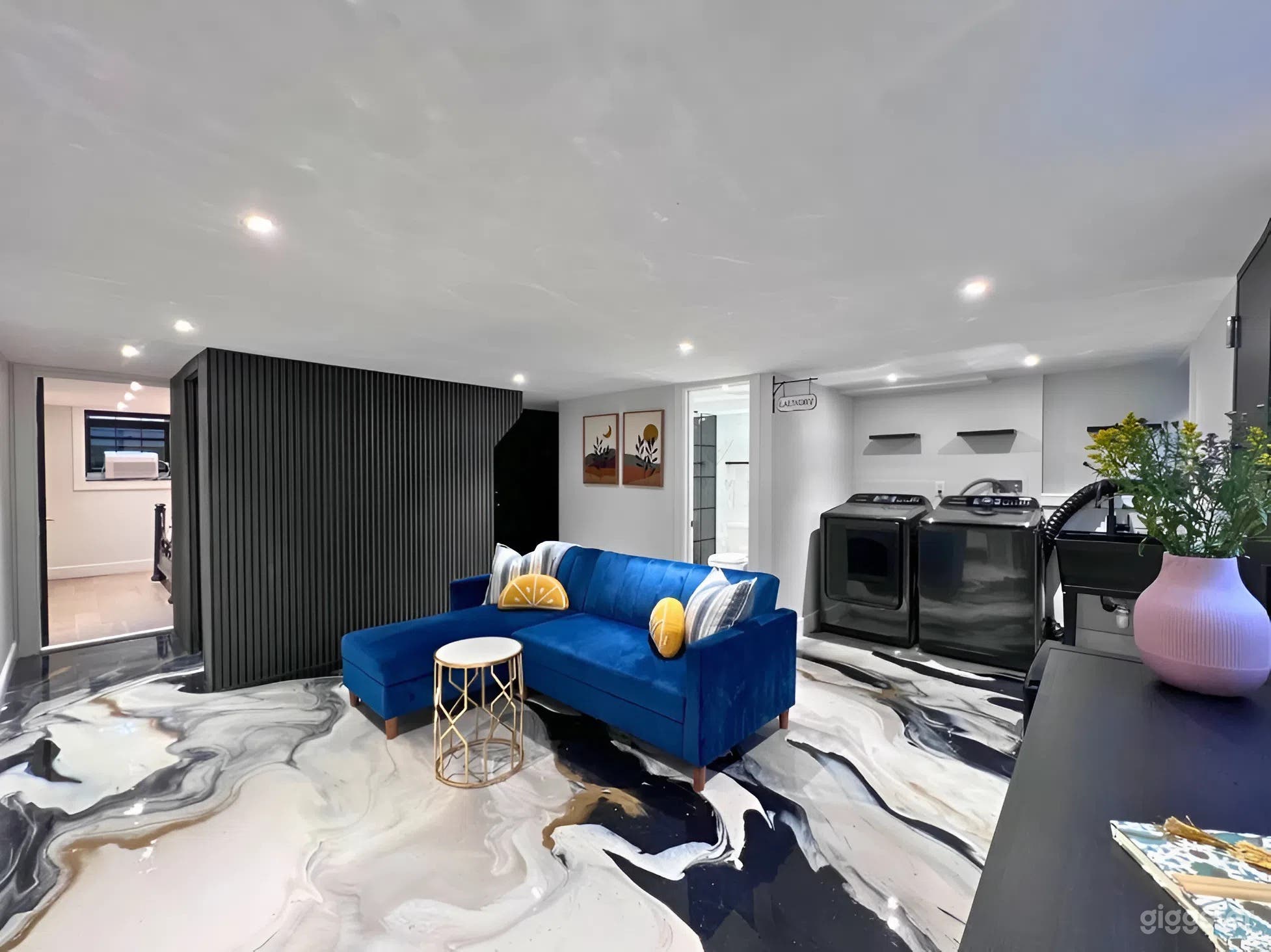 Multi Set, Sexy, Quiet Apartment Photo 1