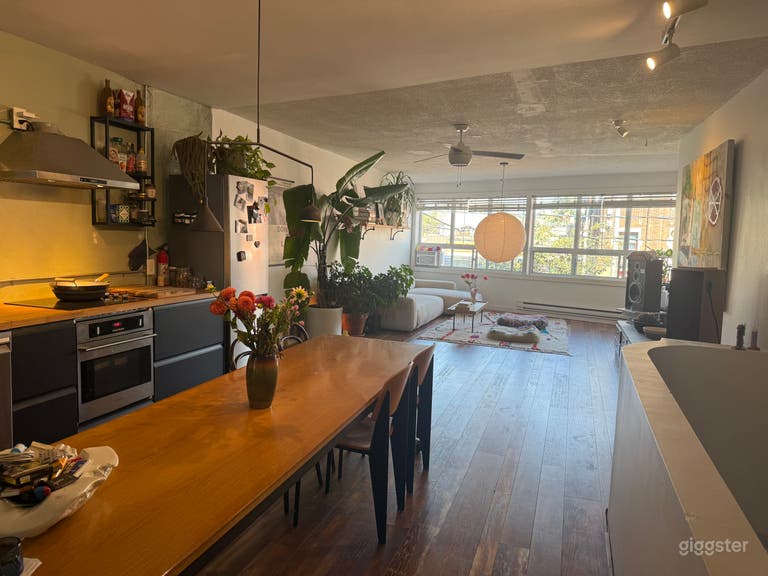  Urban Light Filled Bohemian Loft 