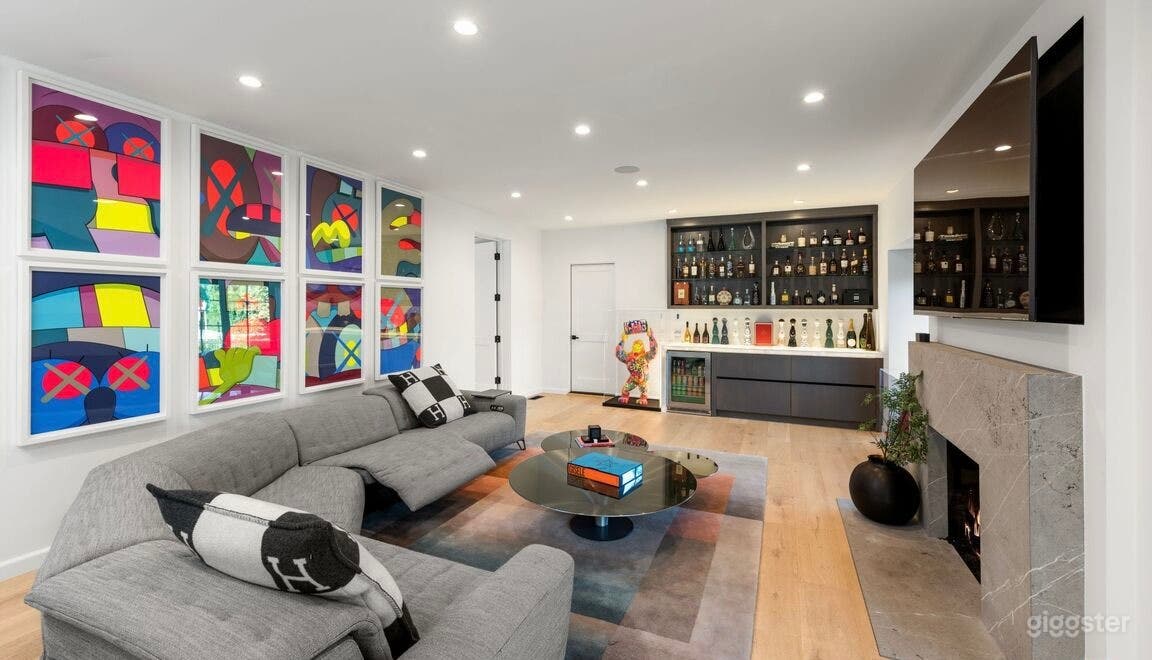 Luxurious Brentwood Estate w/ Large Grounds Photo 1