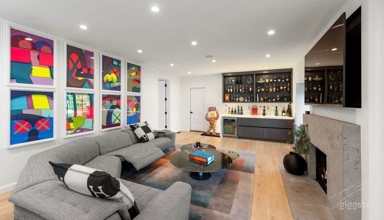  Luxurious Brentwood Estate w/ Large Grounds 