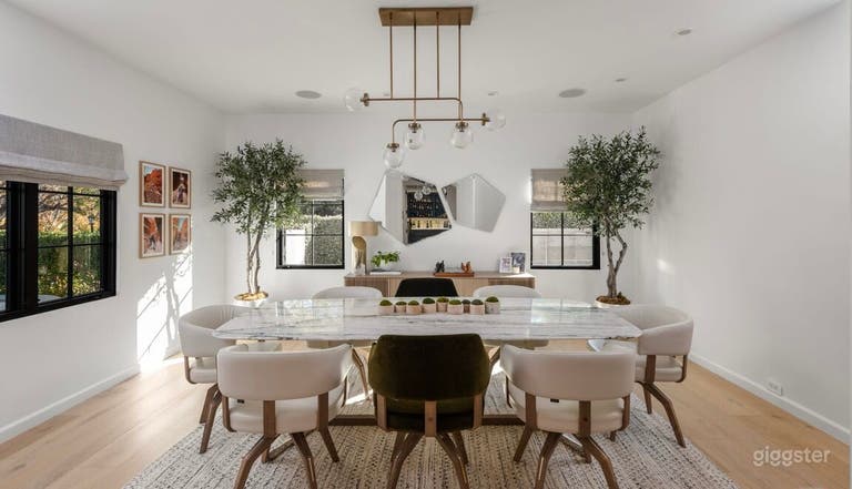  Luxurious Brentwood Estate w/ Large Grounds 