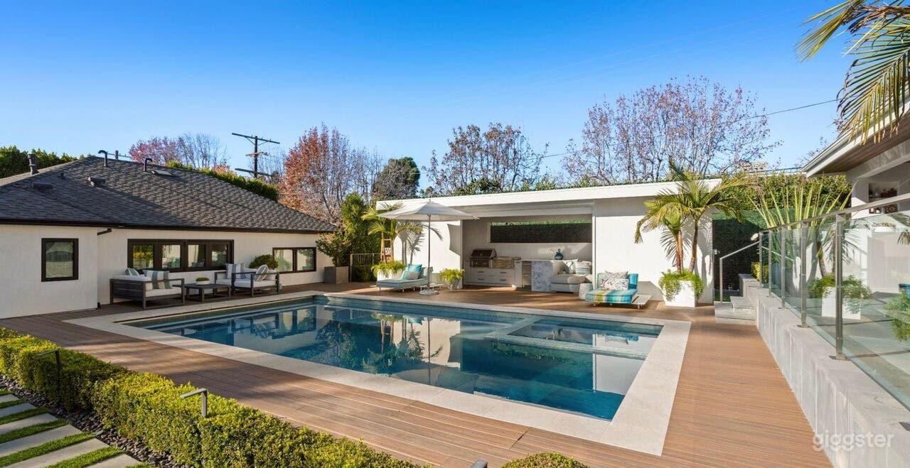 Luxurious Brentwood Estate w/ Large Grounds Photo 3