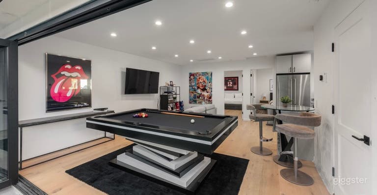  Luxurious Brentwood Estate w/ Large Grounds 