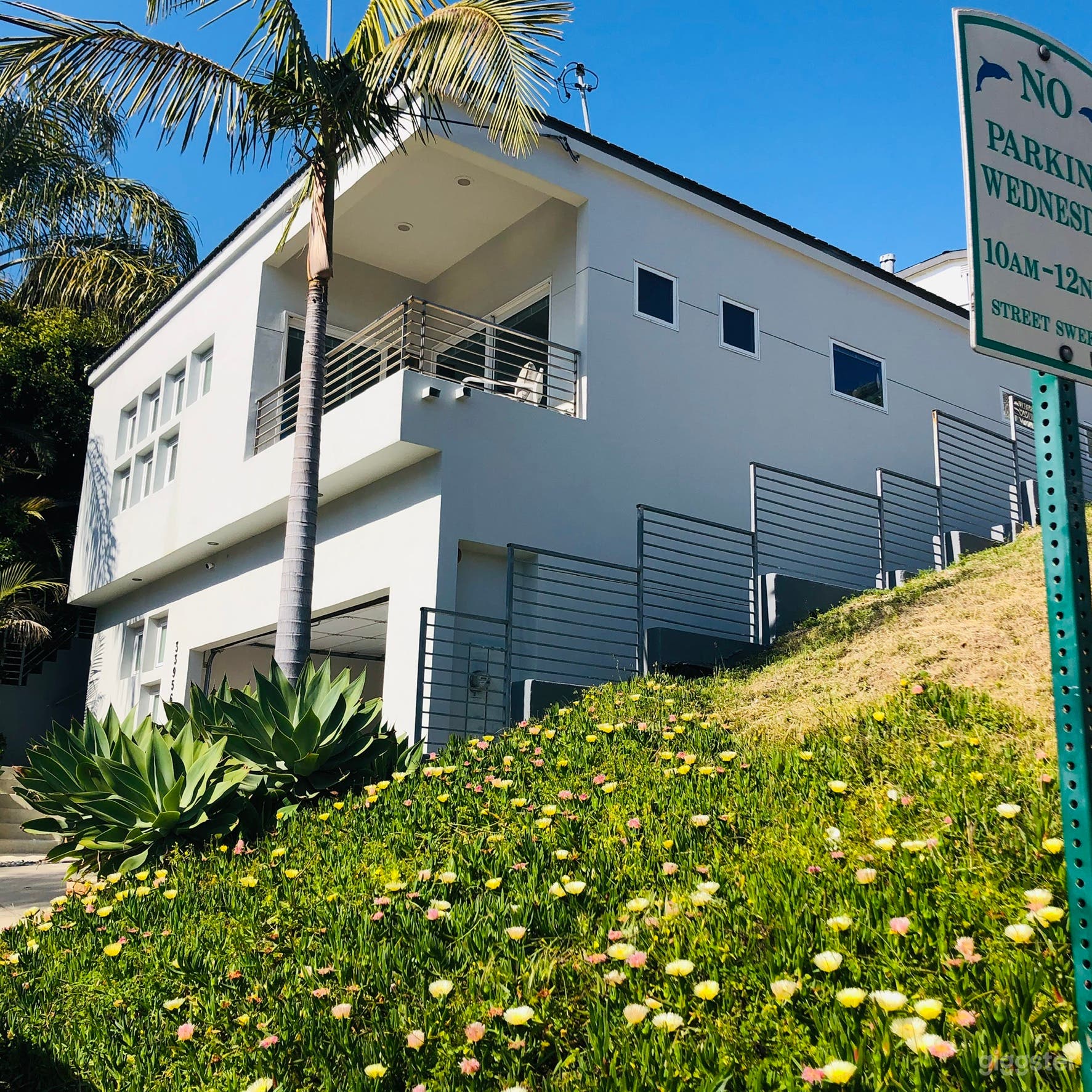 Simple architectural modern beach home  Photo 1