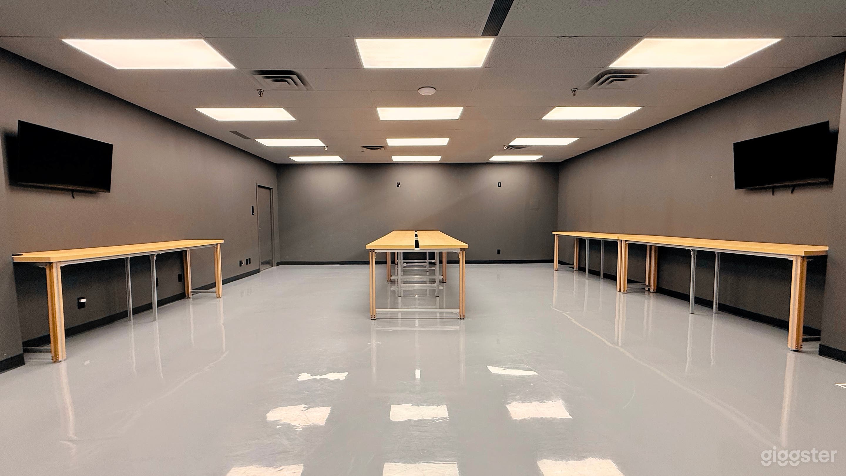 Versatile studio with grid, gear, and lounge acces Photo 2