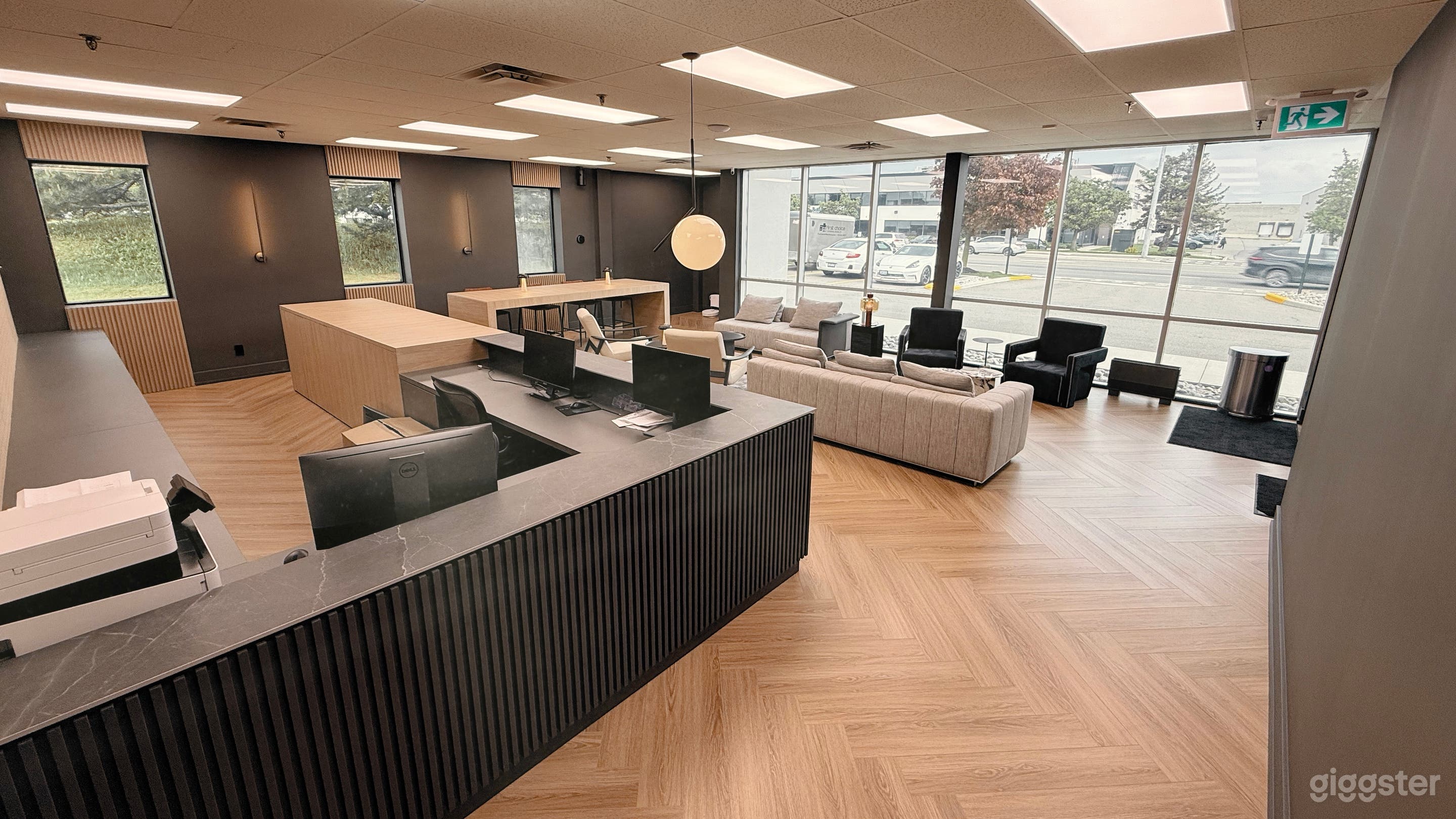 Versatile studio with grid, gear, and lounge acces Photo 4