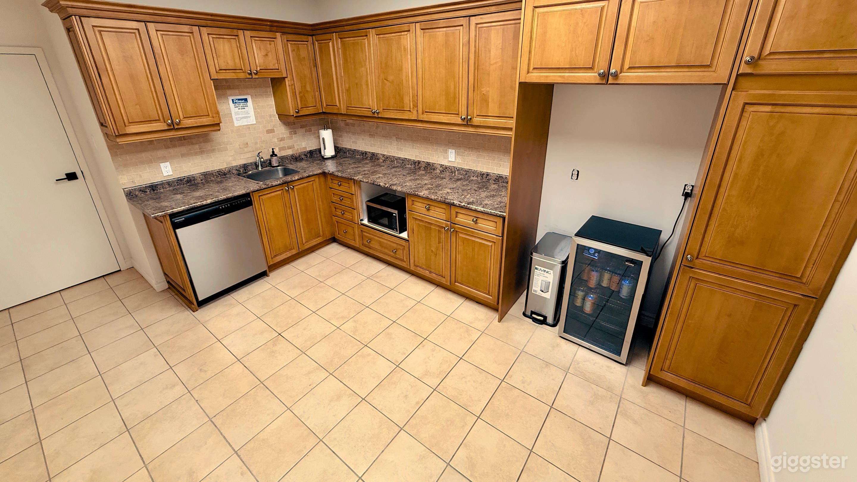 Versatile studio with grid, gear, and lounge acces Photo 3