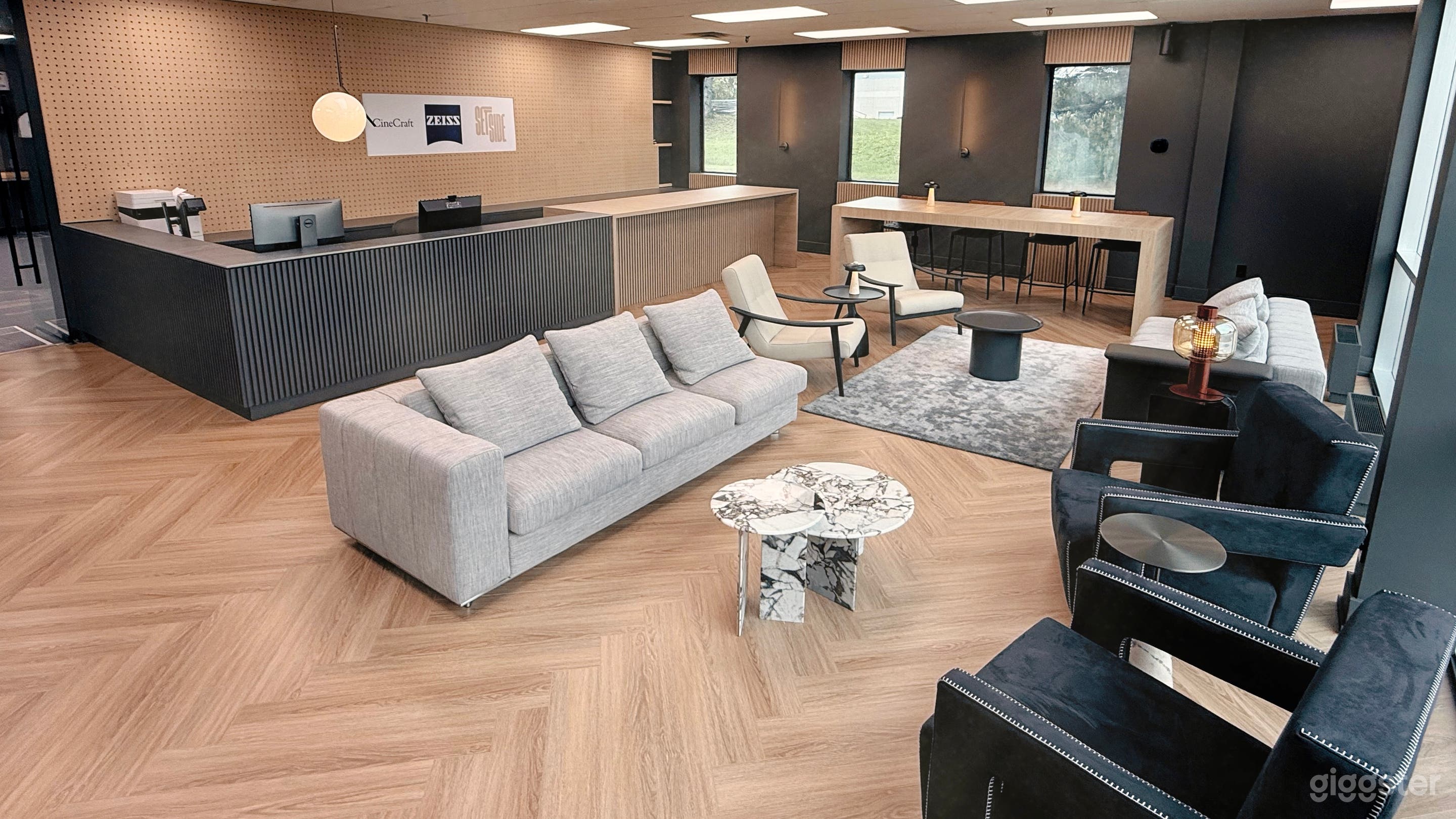 Versatile studio with grid, gear, and lounge acces Photo 1