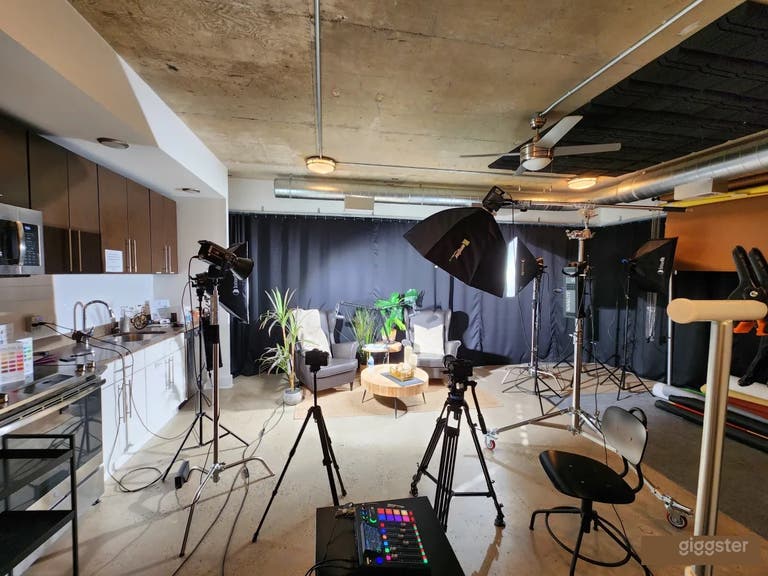  Estudio profesional para podcast en loft con transmisión en vivo, luz natural y paredes acústicas. 