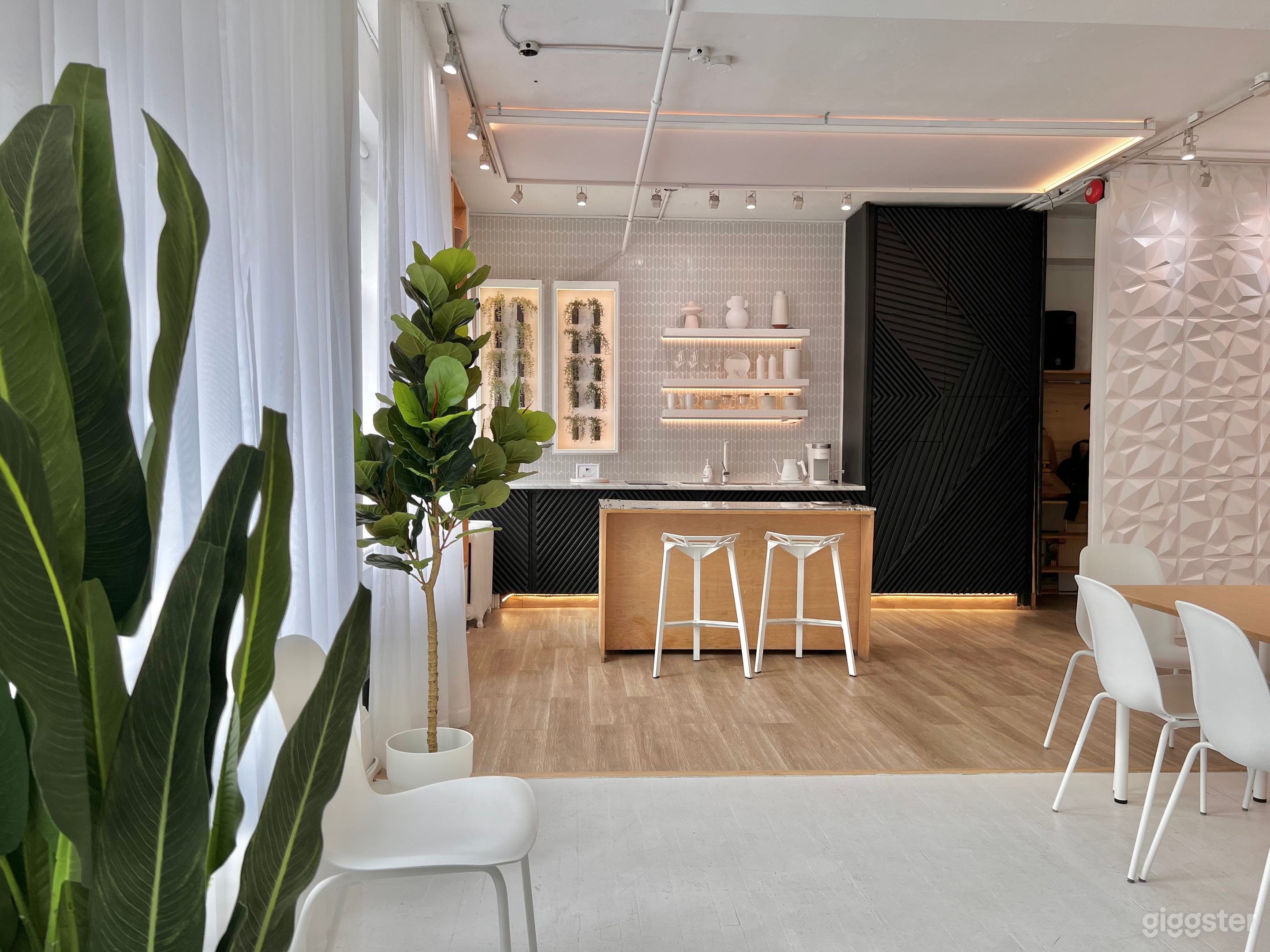 Multi-set Production Studio - Downtown Toronto Photo 2