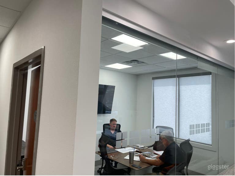  Cozy, Fully Equipped Small Meeting Room  