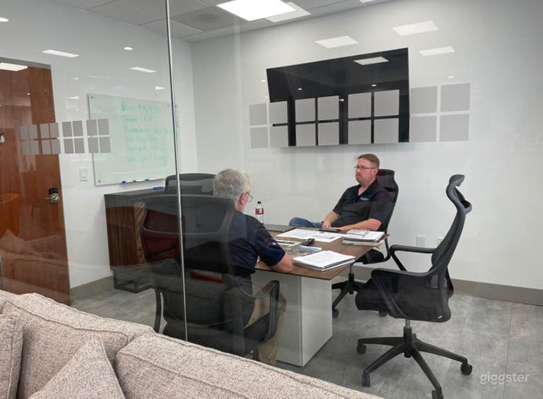  Cozy, Fully Equipped Small Meeting Room  