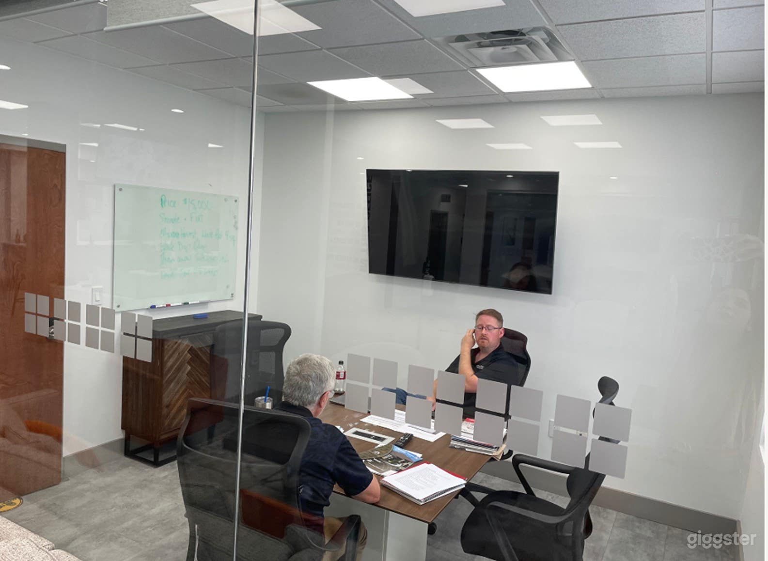 Cozy, Fully Equipped Small Meeting Room  Photo 1