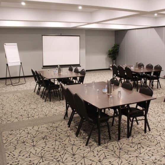 Intimate St. Hope &amp; St. Claire Room with Lake View Photo 1