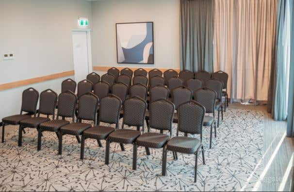 Intimate St. Hope &amp; St. Claire Room with Lake View Photo 3