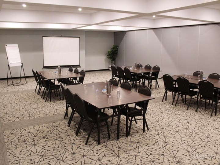 Intimate St. Hope &amp; St. Claire Room with Lake View Photo 4