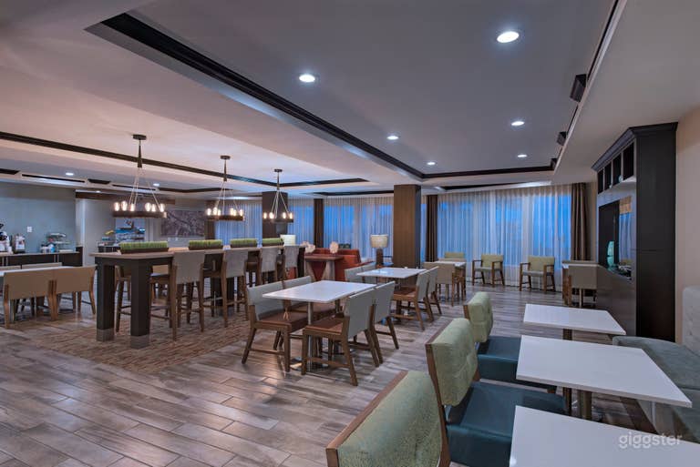  Nuestra gran sala de reuniones es adaptable para satisfacer tus necesidades, haciéndola adecuada para reuniones de negocios, conferencias, talleres, sesiones de capacitación y eventos sociales. El amplio espacio puede acomodar varias disposiciones de asientos. 