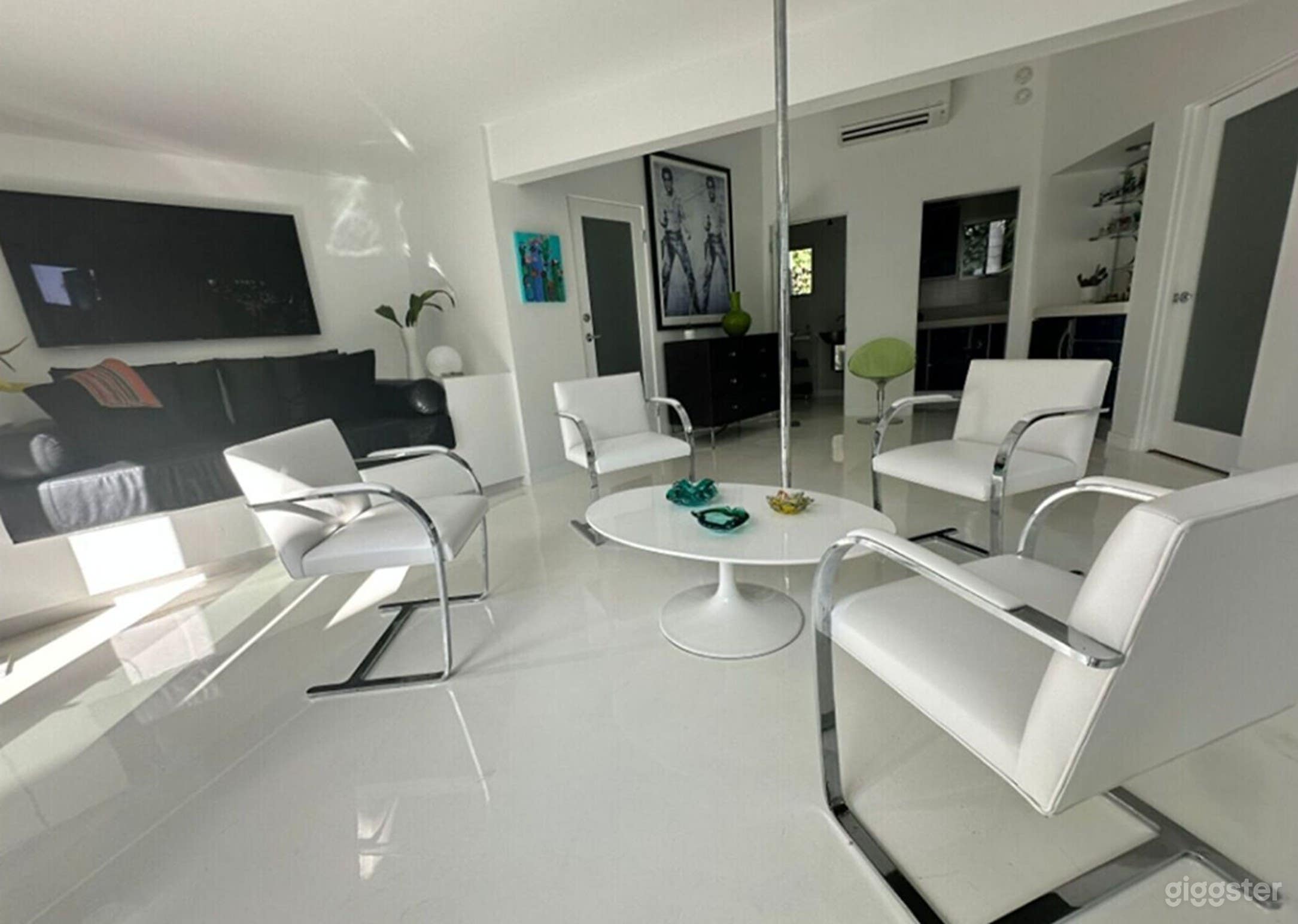 Luxurious Pool Cabana Retreat in Hollywood Hills W Photo 3