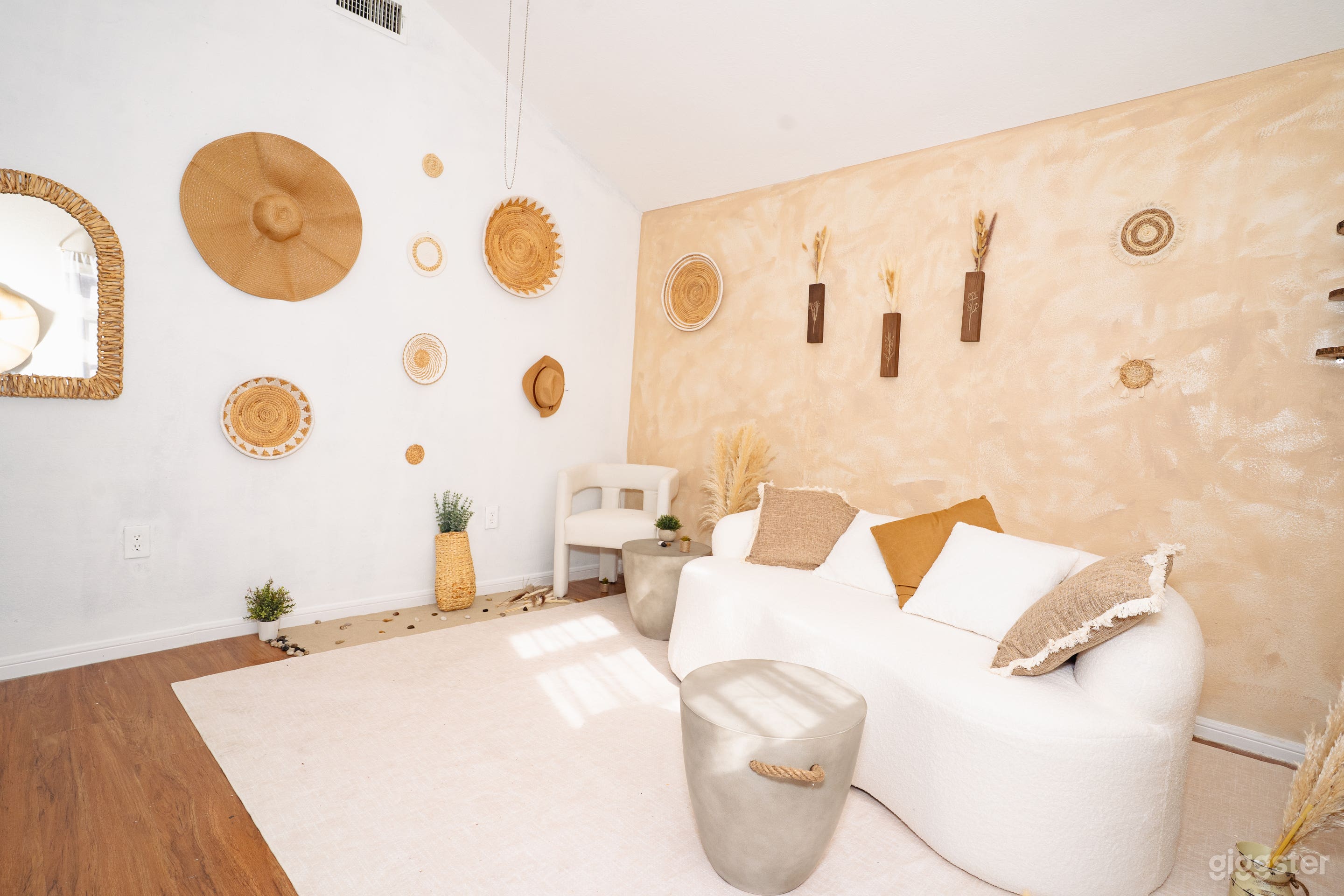 7 Sets In 1 Location! Multi-theme Content House! Photo 2