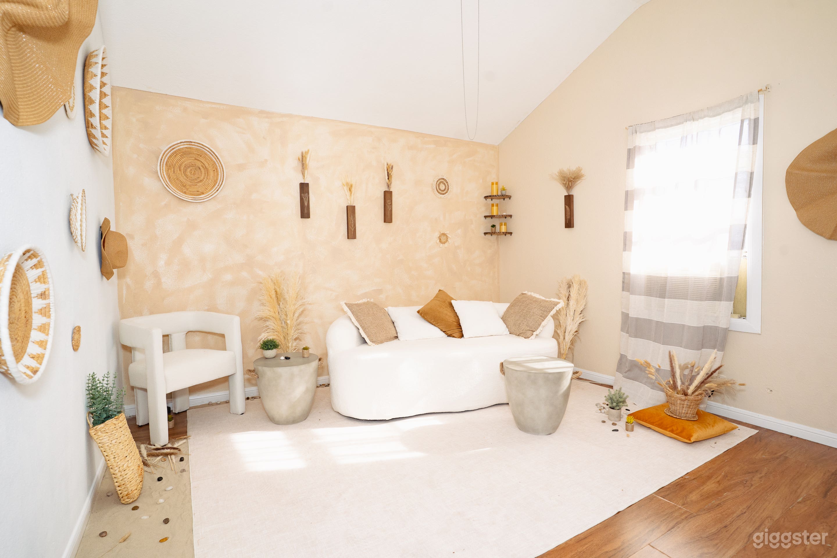 7 Sets In 1 Location! Multi-theme Content House! Photo 1