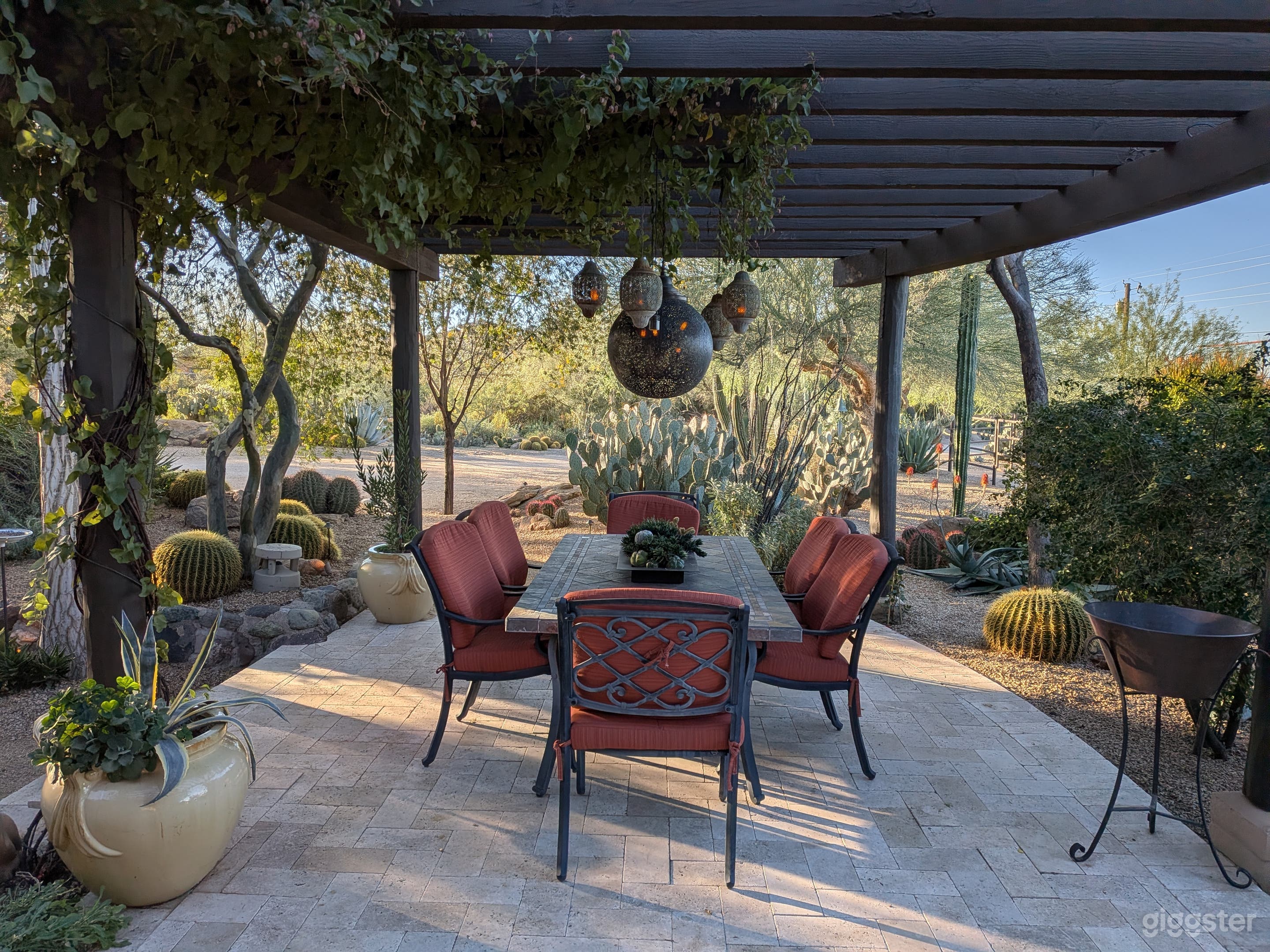 Sublime Lush Desert Landscaped Ranch-ette Photo 4