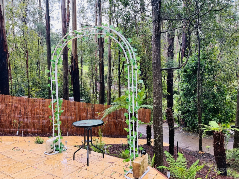 THE UPPER COURT YARD Photo 3