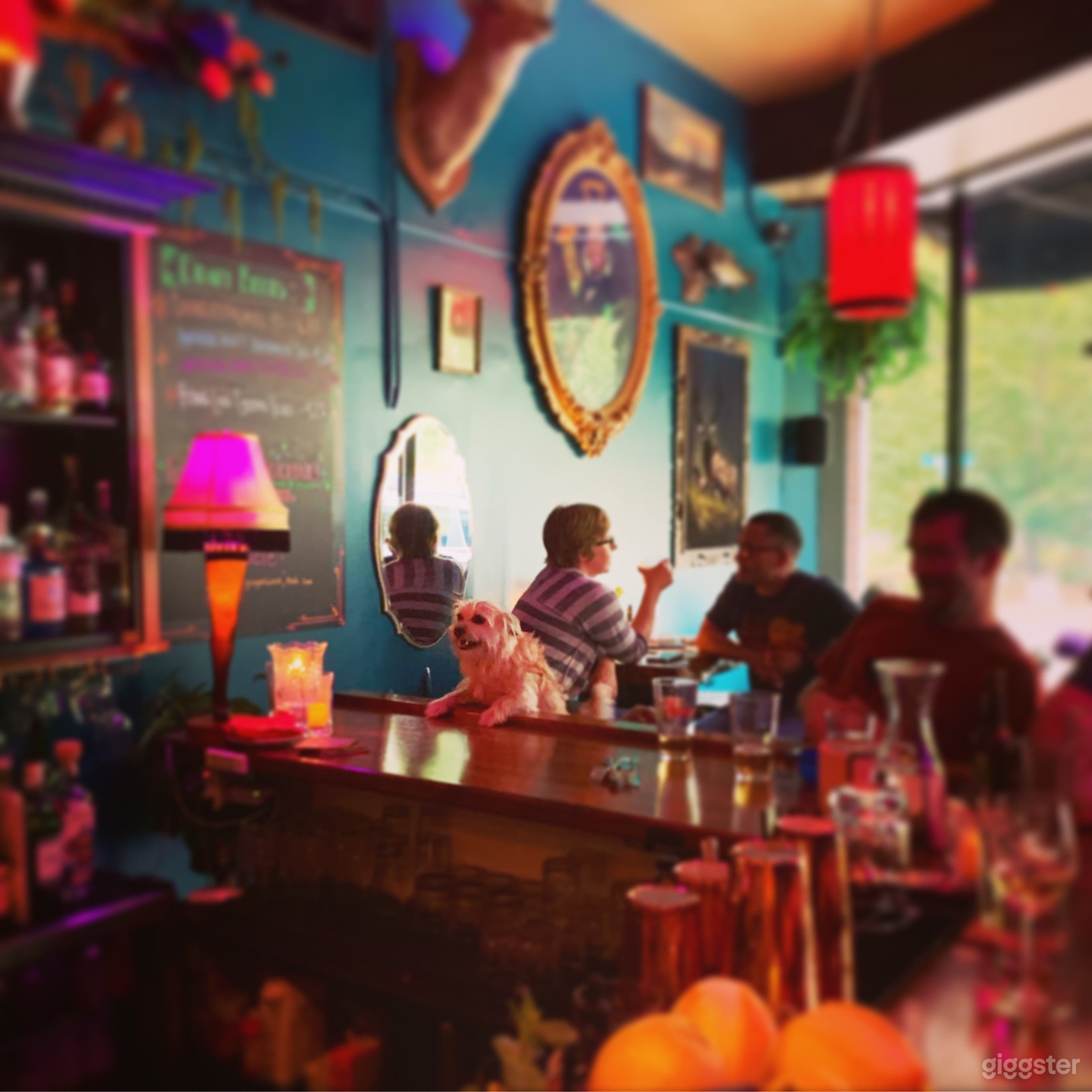 Cocktail bar: Lush & colorful with vintage decor Photo 4