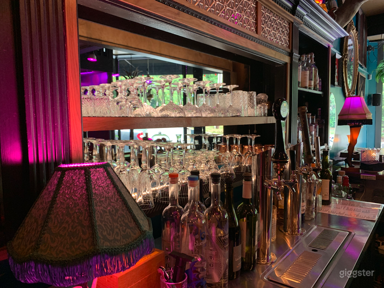  The bar with retro glassware 