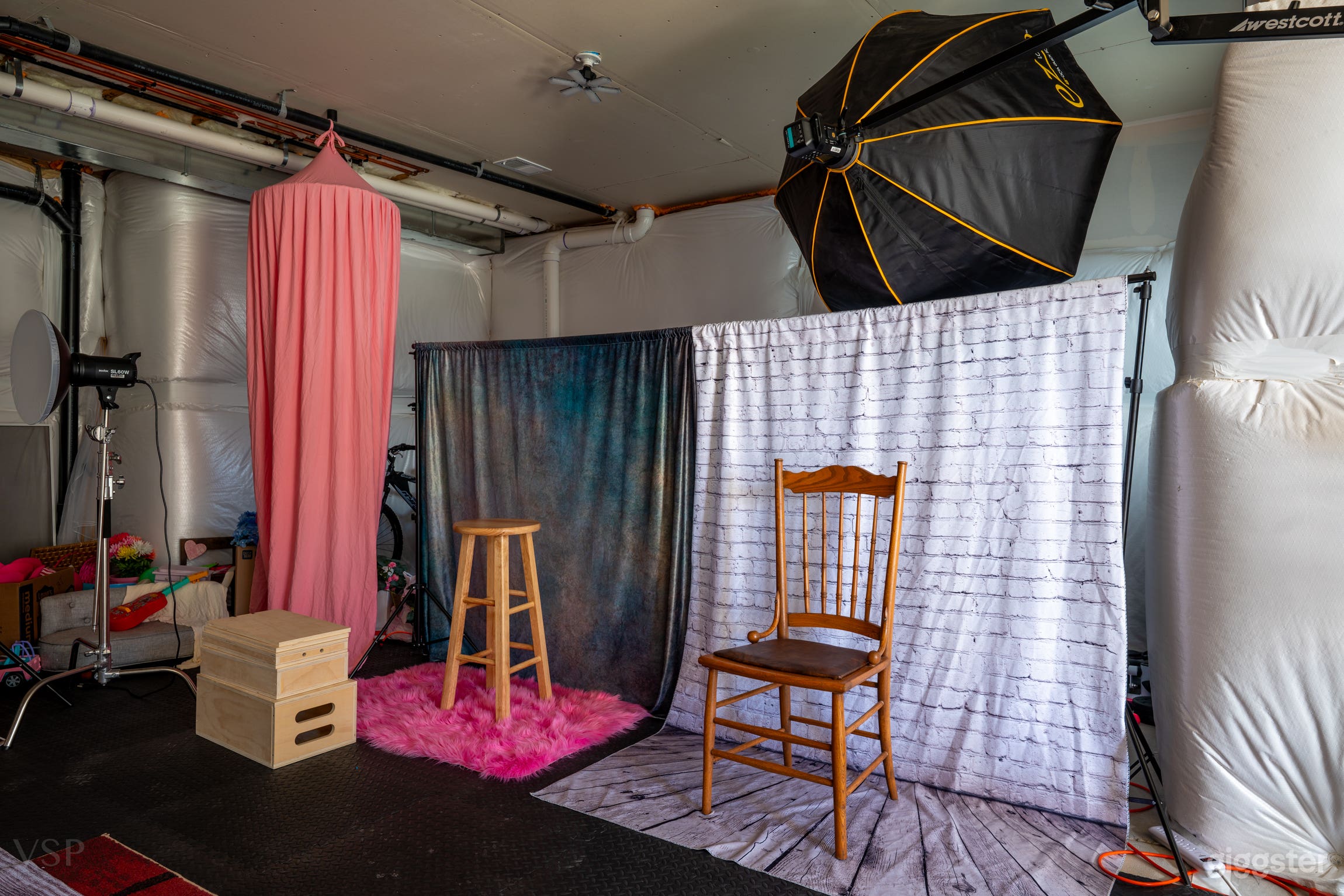 Natural-light studio with pro gear and private access Photo 3