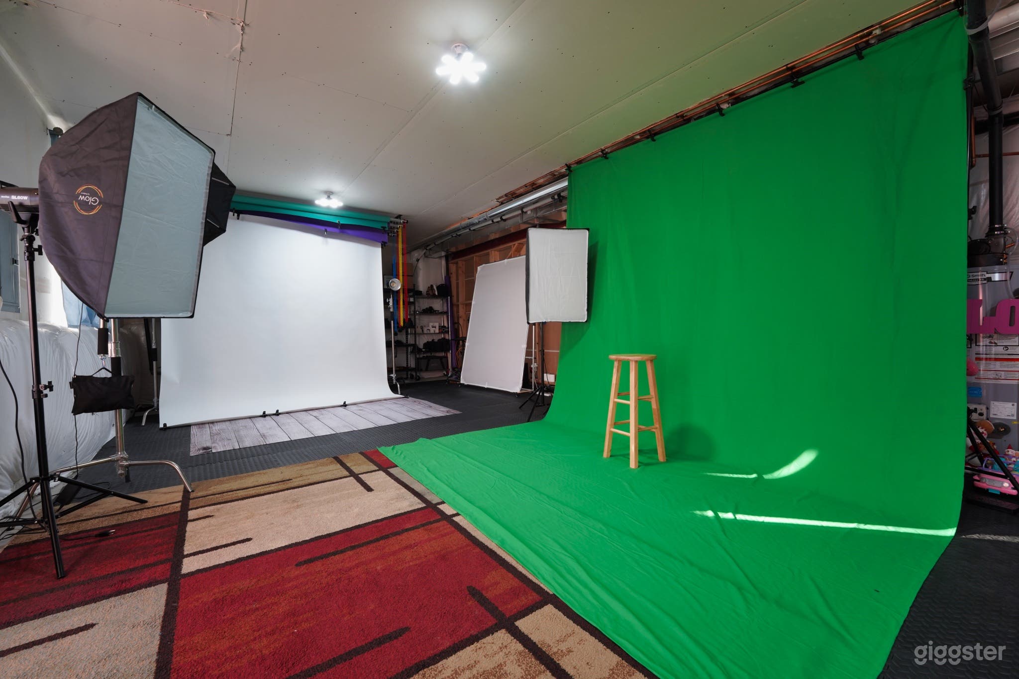 Natural-light studio with pro gear and private access Photo 4