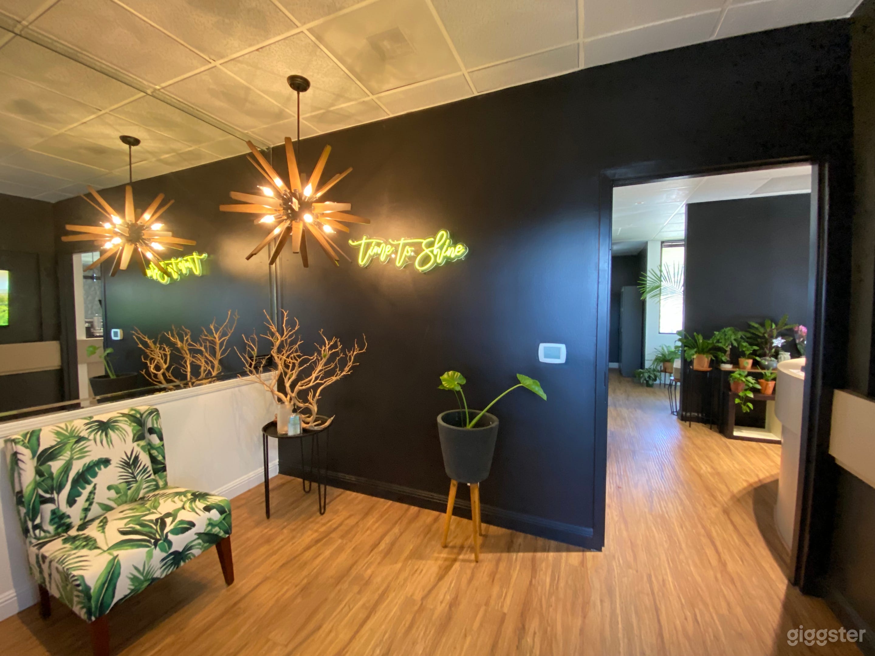 Size of a Salon - Feel of a Salon Suite Photo 1