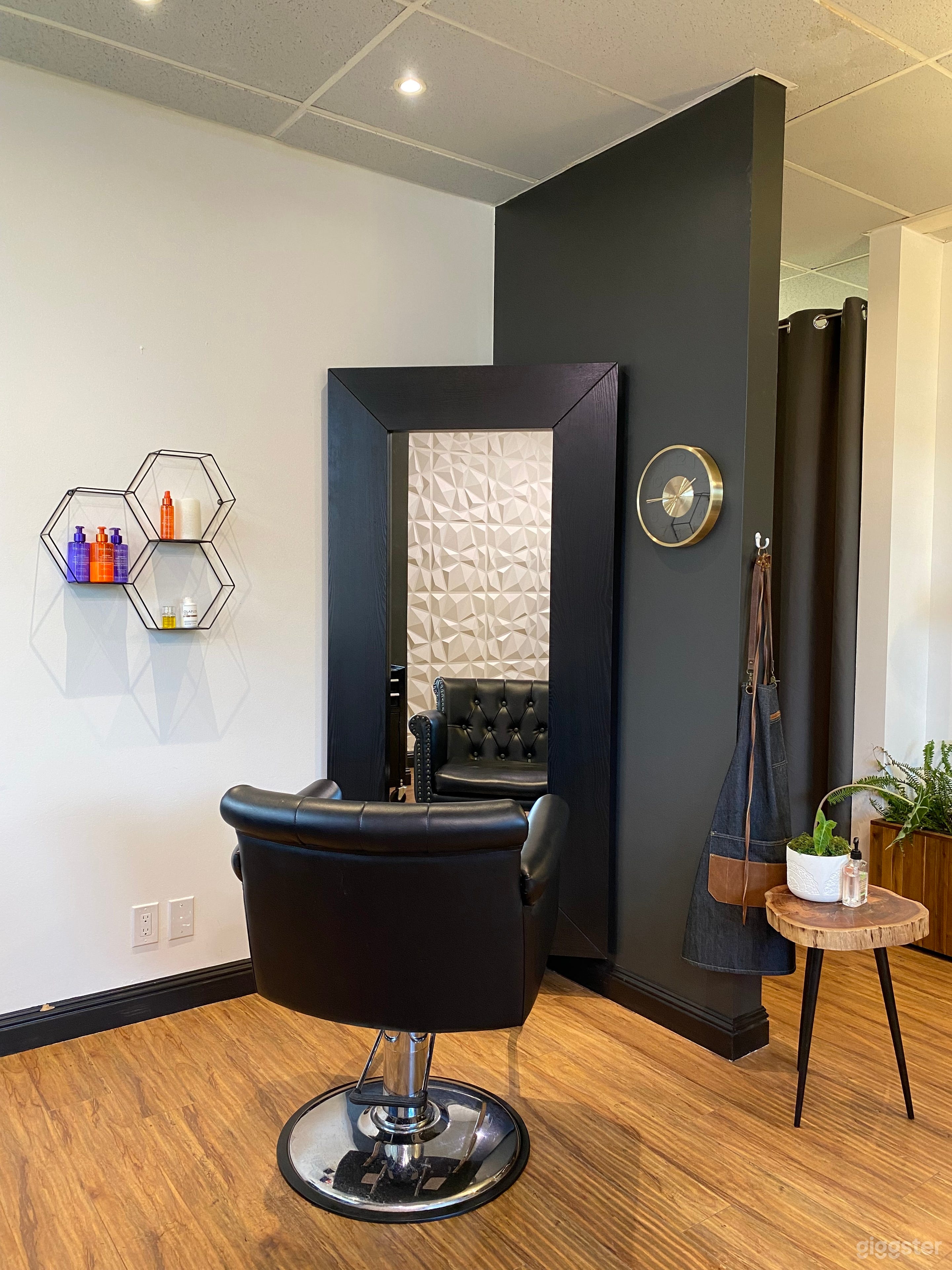 Size of a Salon - Feel of a Salon Suite Photo 4