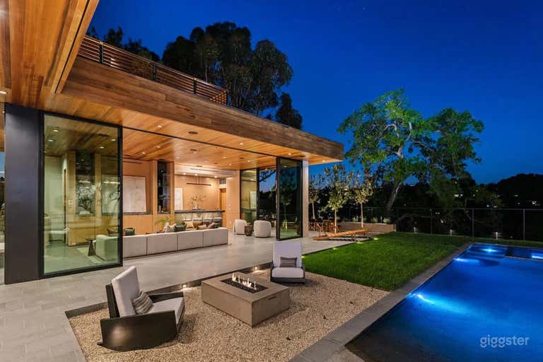  THE LOOKBOOK HOUSE: LIGHT, LINES, AND LUXURY 