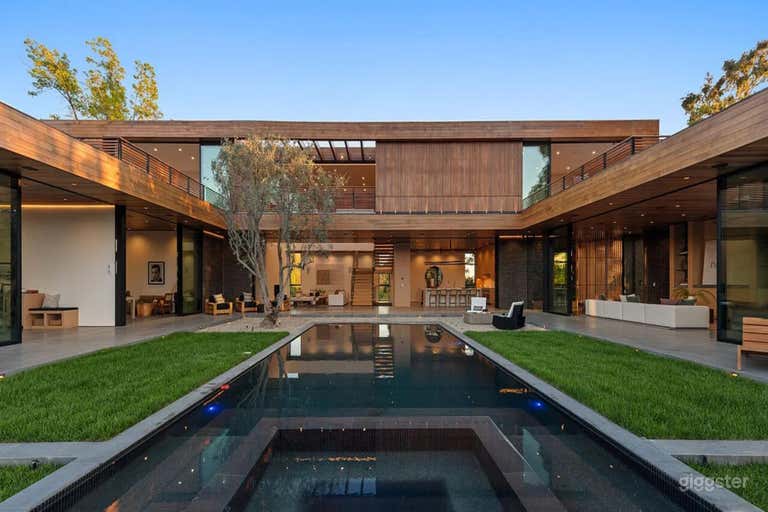  THE LOOKBOOK HOUSE: LIGHT, LINES, AND LUXURY 