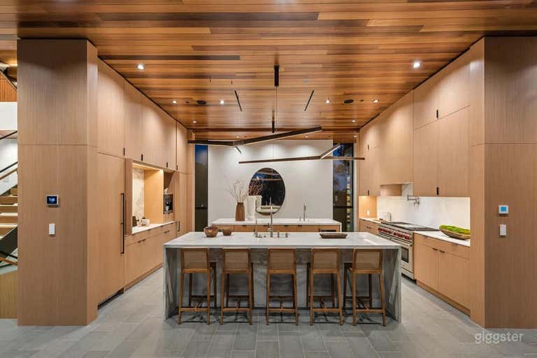  THE LOOKBOOK HOUSE: LIGHT, LINES, AND LUXURY 