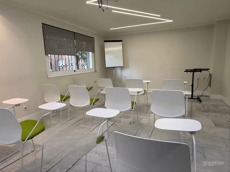  Adaptable space with movable walls and full AV 