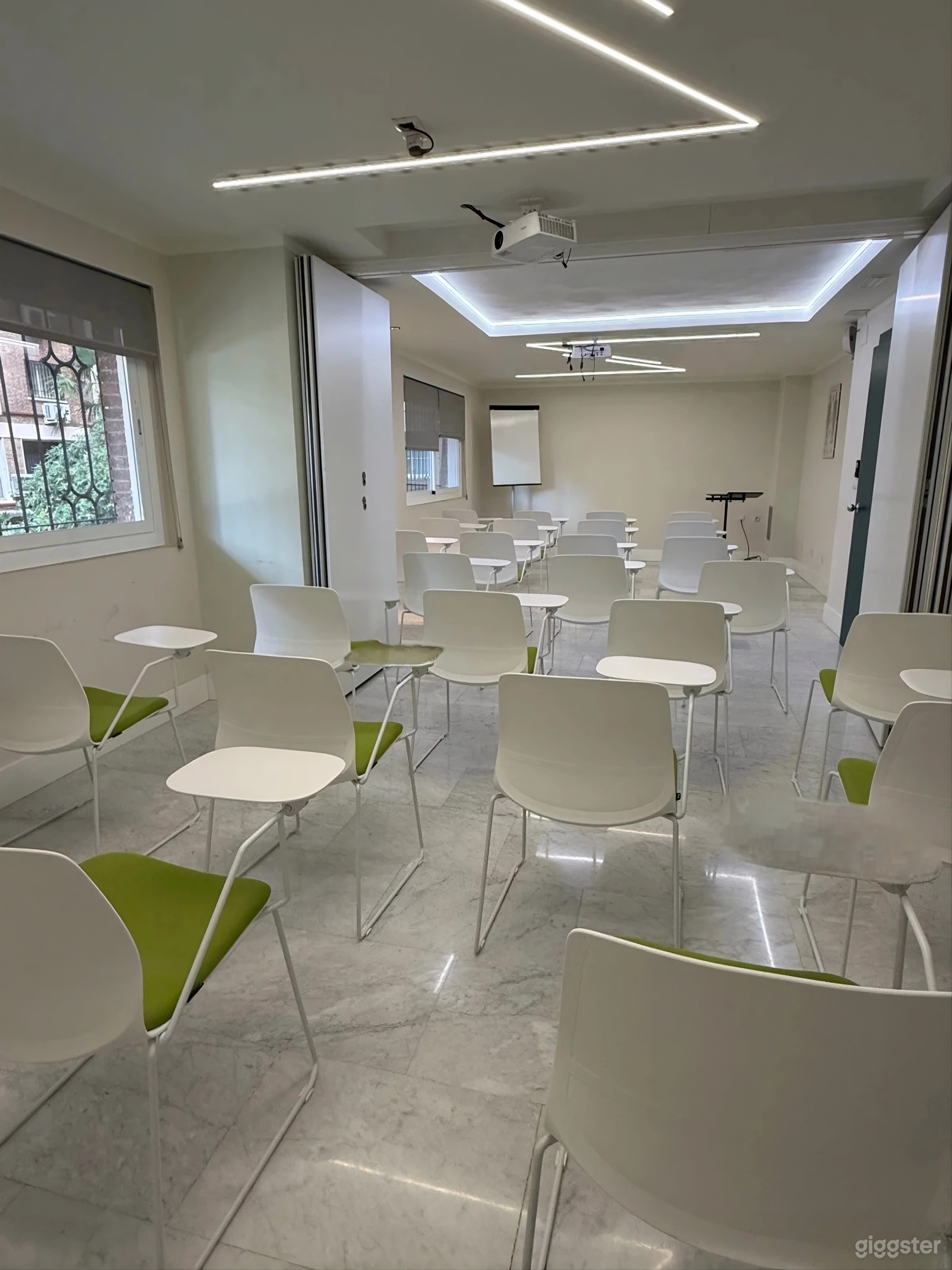 Adaptable space with movable walls and full AV Foto 2