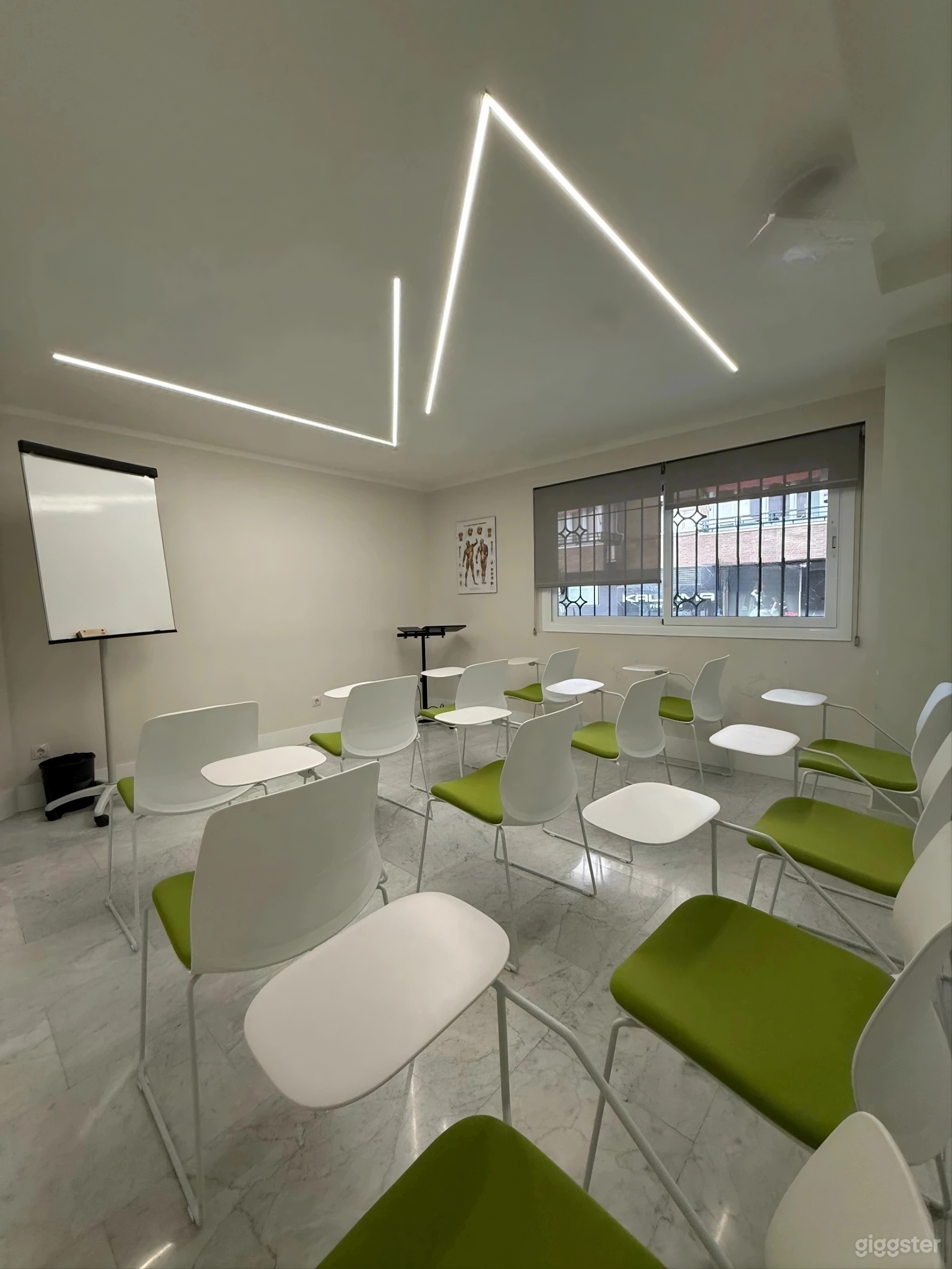 Adaptable space with movable walls and full AV Foto 3