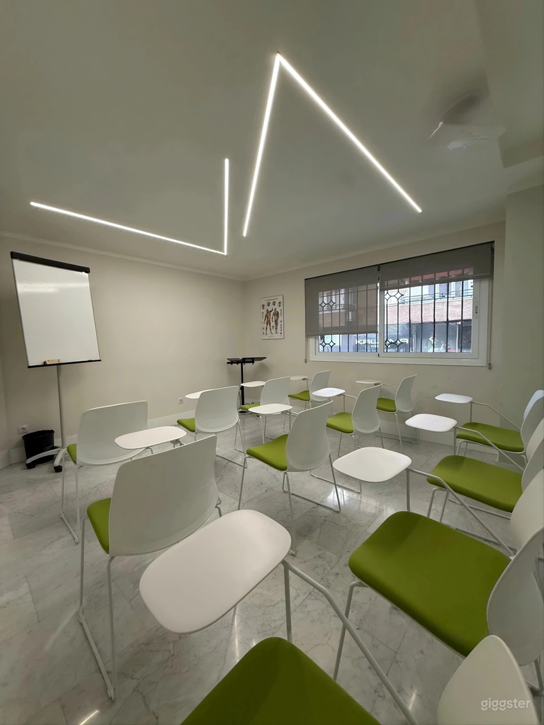  Adaptable space with movable walls and full AV 